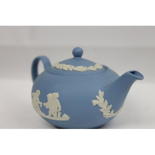 335 - Wedgwood Pottery Miniature Tea Pot, 6cm in diameter