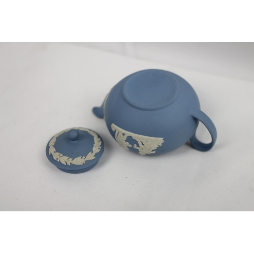 335 - Wedgwood Pottery Miniature Tea Pot, 6cm in diameter