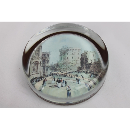 336 - Vintage Glass Paperweight, Windsor Castle, Jos Nash 1840, 7 cm in diameter