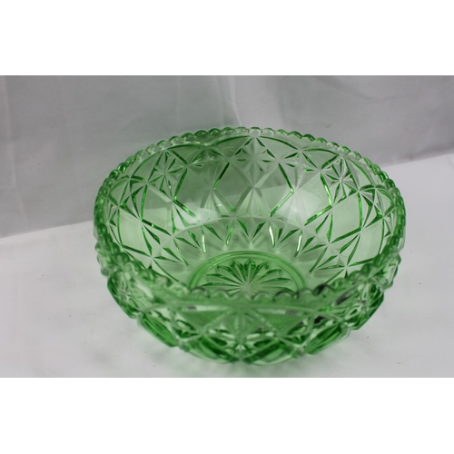 350 - Large Green Crystal Glass Bowl, 22cm in diameter, 11cm tall