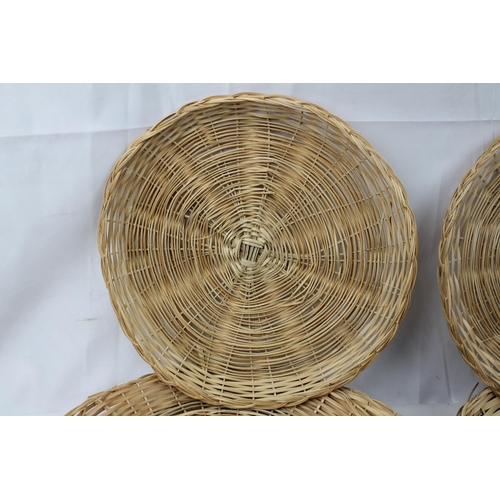 423 - Ten Wicker Plates mint condition, 24 cm in diameter