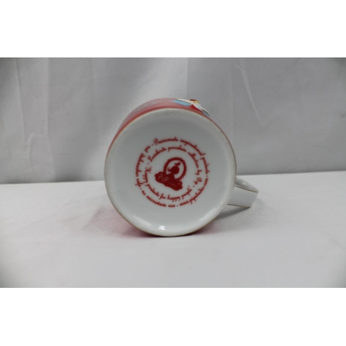 438 - Pip Studio Mug, Small Love Birds Medallion Red,. 7cm tall , 7.3 cm in diameter