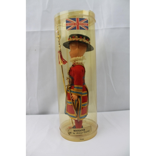 439 - Large Vintage Peggy Nisbet Beefeater Doll Warder Of London, British Made, in Original Box, 23 cm tal... 