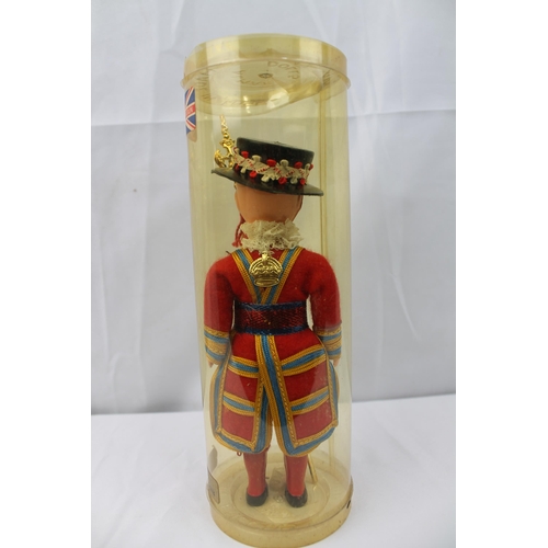 439 - Large Vintage Peggy Nisbet Beefeater Doll Warder Of London, British Made, in Original Box, 23 cm tal... 