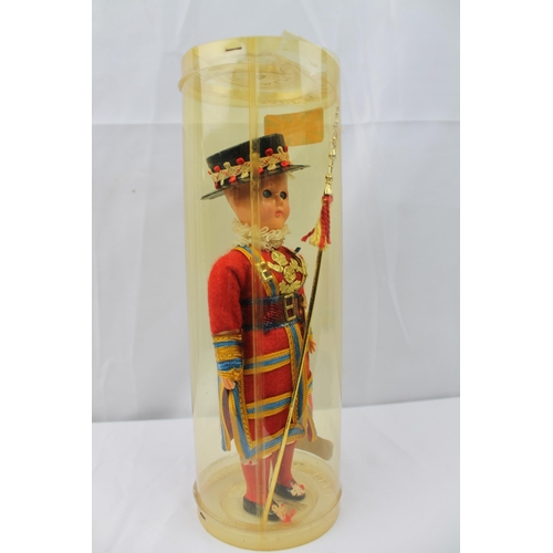 439 - Large Vintage Peggy Nisbet Beefeater Doll Warder Of London, British Made, in Original Box, 23 cm tal... 