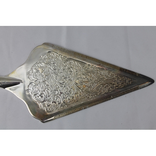 487 - Vintage Silver Plated Wedding Cake / Pie Server