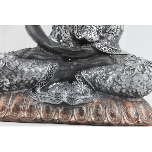 4 - Buddha
White and Black Sitting Buddha 25cm height