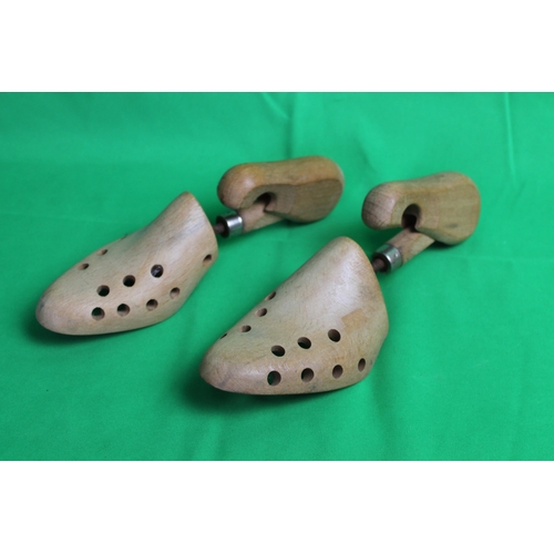 92 - Dasco Pair of Vintage Men's Natural Polished Wood Shoe Trees