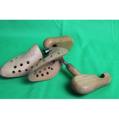 92 - Dasco Pair of Vintage Men's Natural Polished Wood Shoe Trees