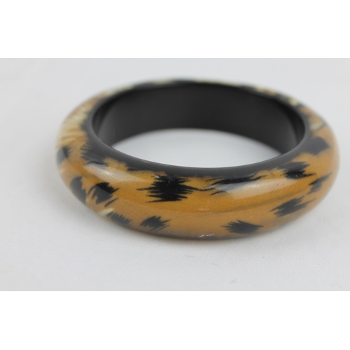 144 - Vintage 80s Plastic Abstract Animal Round Bracelet