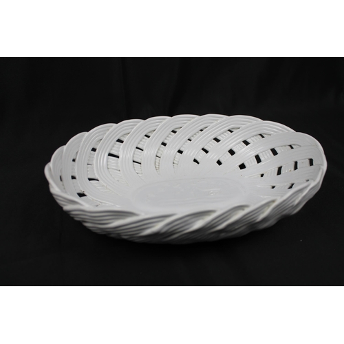 336 - Cestino Porta Pane Ceramica , White Ceramic Bread Basket , Mint Condition, 27 cm x 19 cm