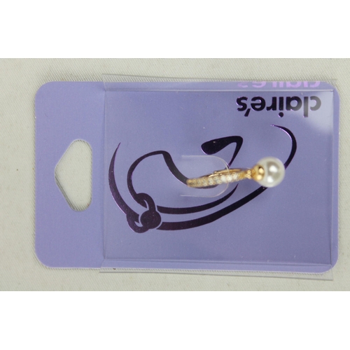 210 - Claire's Brand New Ear piercing Pearl imitation