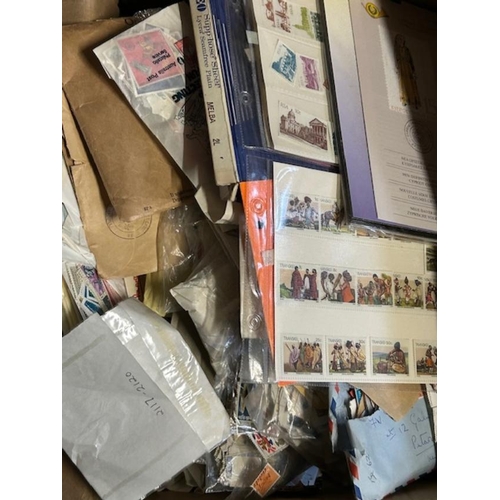 37 - Mixed lots box of collectors clear out (1000s) (B)