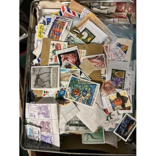 78 - Collections & Mixed Lots - Collection residue odd s/books, etc. loose a hotchpotch. (1000s) (B)