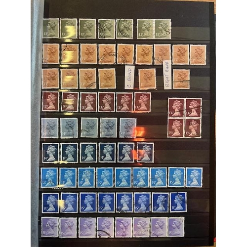 634 - Queen Elizabeth II - Collection of used Machins in s/book.  (100s)  (A)