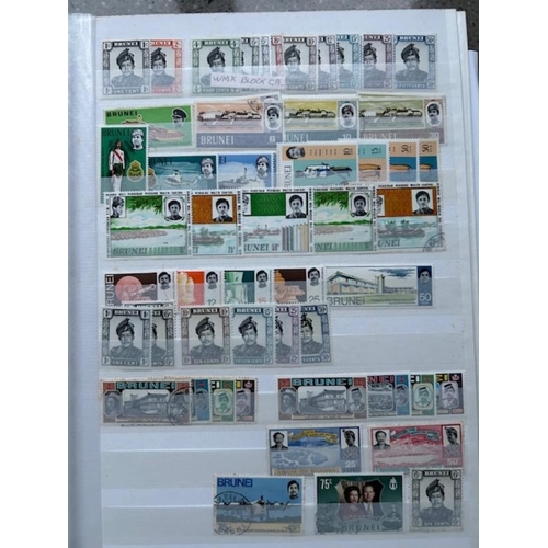 324 - Brunei from 1895, 1908-22 vals to $5 & $25 M, 1952 M to $5, etc. (dozens) (E)