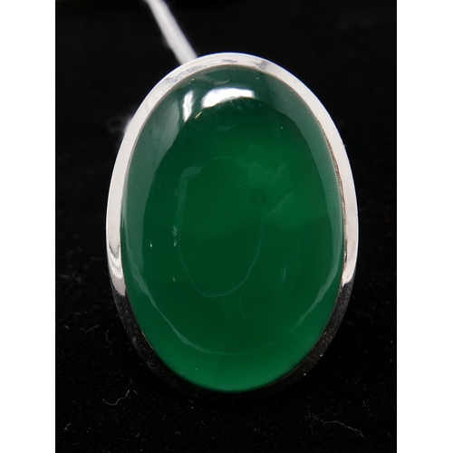 71 - A large sterling silver and translucent green polished agate cabochon ring, Size: L, 20.7g.