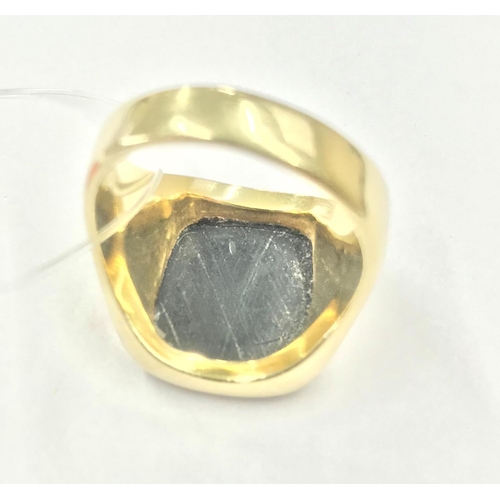 182 - 18ct hardstone intaglio seal gentleman's ring, the cushion shaped face set with a hardstone, reverse... 