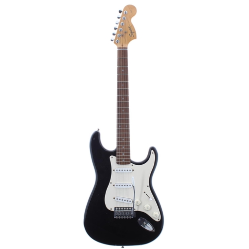 64 - 1998 Squier by Fender Affinity Series Strat electric guitar, made in China; Finish: black, scratches... 