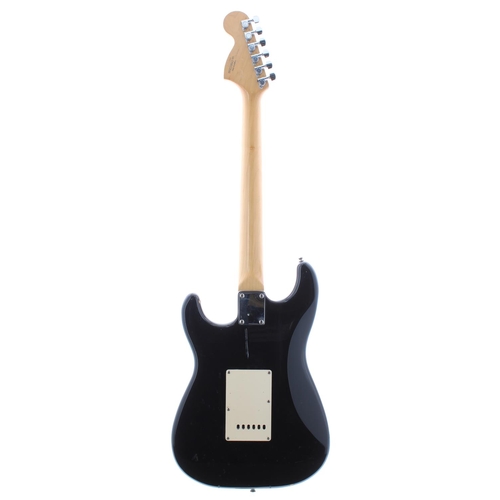 64 - 1998 Squier by Fender Affinity Series Strat electric guitar, made in China; Finish: black, scratches... 