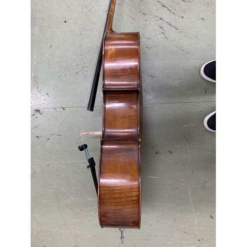 2506 - Good late 19th/early 20th century violoncello, unlabelled, the two piece back of faint medium curl w... 