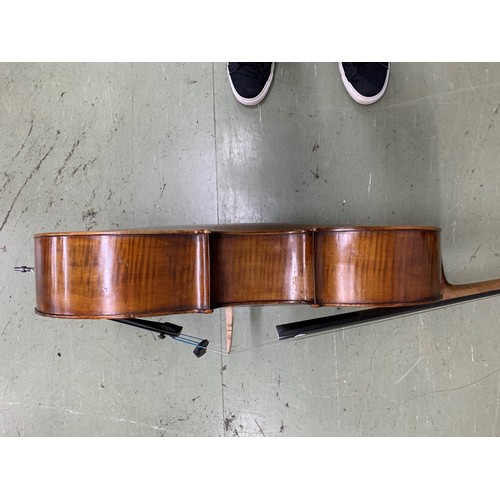 2506 - Good late 19th/early 20th century violoncello, unlabelled, the two piece back of faint medium curl w... 