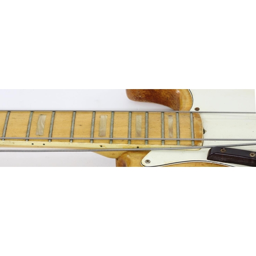 91 - 1974 Fender Jazz Bass guitar, made in USA, ser. no. 6xxxx7; Body: natural finish, relacquered/varnis... 