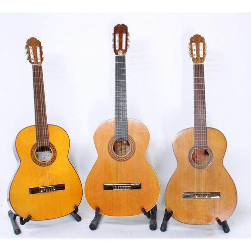 499H - Three nylon string classical guitars to include an Admira Concert Grande, a Lorenzo and one other be... 