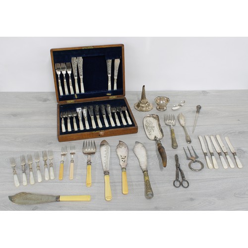 68 - Part mother of pearl handled silver plate set of fish flatware, consisting of nine knives and nine f... 