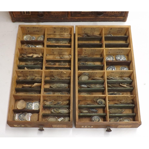 507 - Twenty four drawer wooden chest containing a large quantity of watch glasses, various sizes 94-428, ... 