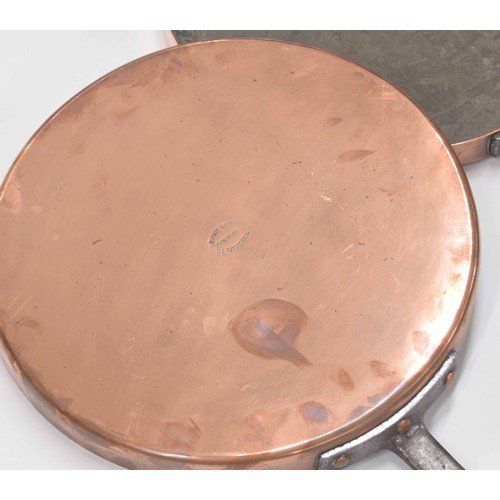 660 - Group of five Victorian copper frying pans, two 14.5