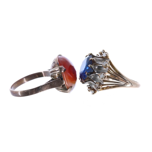 352 - Agate set single stone gold ring and another stone gold ring, 15.5gm (2) (301)