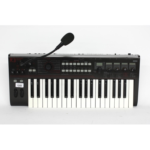 3098 - Korg R3 Synthesizer/Vocoder keyboard with microphone and power supply