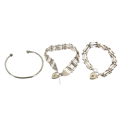 476 - 9ct gate link bracelet (at fault, broken safety chain), 7.5gm, 9ct gate link bracelet (at fault, mis... 