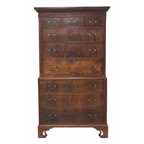 931 - Georgian style mahogany chest on chest, the key cornice over three short and three long graduated dr... 