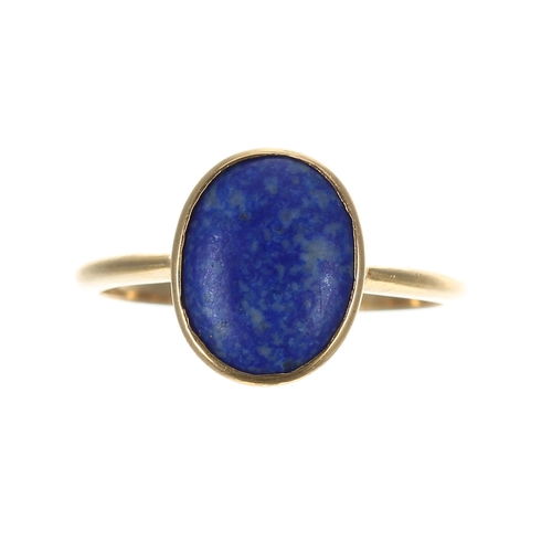 200H - Yellow metal cabouchon lapis lazuli single stone ring, 3.9gm, width 13mm, ring size Q/R... 