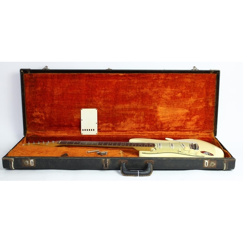 119 - 1964 Fender Stratocaster left-handed electric guitar, made in USA, ser. no. L1xxx2; Body: Olympic wh... 