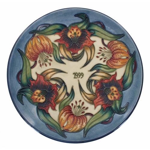 576 - Moorcroft Pottery 1999 year plate designed by Nicola Slaney, limited edition no.450/750, with factor... 