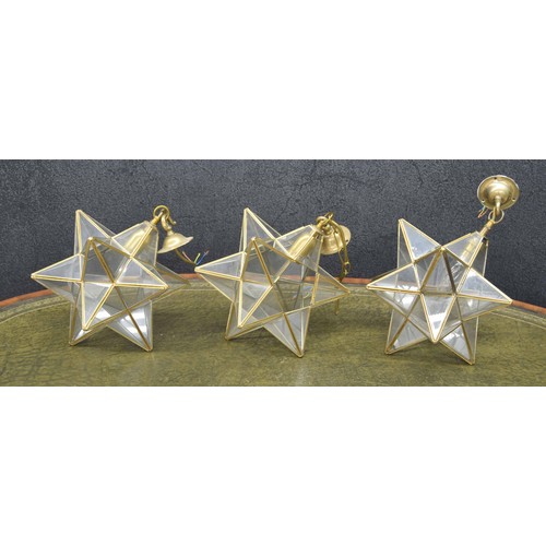 646 - Three decorative glazed brass facet star ceiling light pendants, 13