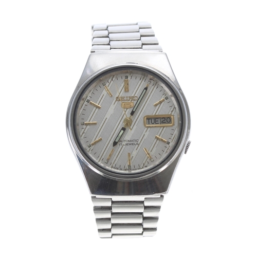 184 - Seiko 5 automatic stainless steel gentleman's wristwatch, reference no. 7009-7031, silvered striped ... 