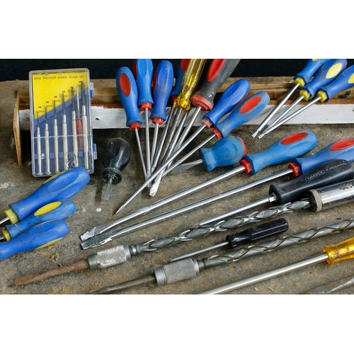 524 - Tony Zemaitis - large selection of vintage and contemporary screwdrivers including two long Moore &a... 