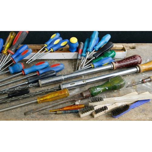 524 - Tony Zemaitis - large selection of vintage and contemporary screwdrivers including two long Moore &a... 