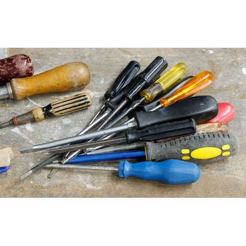 524 - Tony Zemaitis - large selection of vintage and contemporary screwdrivers including two long Moore &a... 