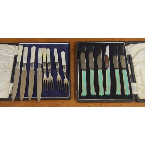 526 - Set of four George V melon knives and forks, with silver collars, mother of pearl handles and plated... 