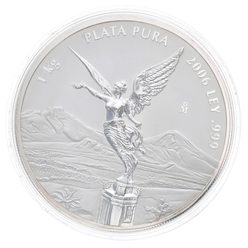 241 - Mexico Liberty One Kilo Plata Pura silver coin, 2006,.999 purity, in perspex case