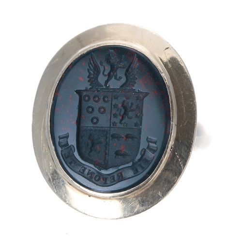 359 - Interesting large oval bloodstone yellow gold seal crest ring, with Latin inscription 'Pie Repone Te... 