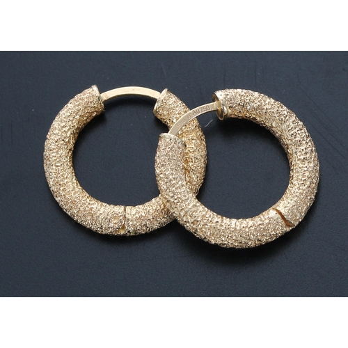 401 - Pair of 18ct textured yellow gold small hoop earrings, 3.7gm, 19mm diameter (325)