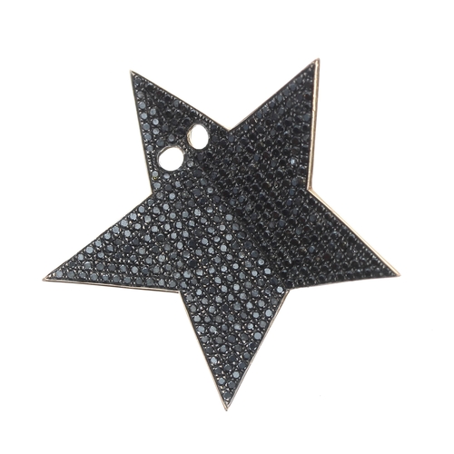 405 - Black treated diamond gold star pendant, 6gm, 38mm wide (329)