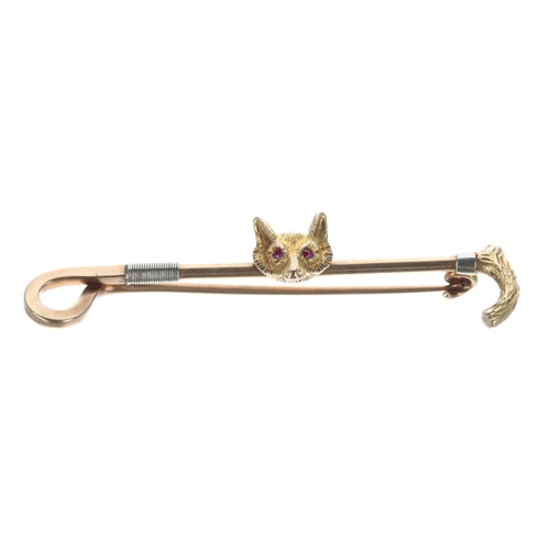 275 - Early 20th century 14ct yellow gold brooch modelled as a whip with a fox head and ruby set eyes, 8.3... 