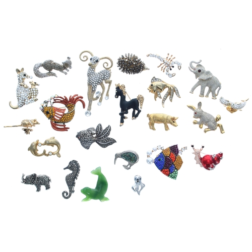 261 - Assortment of animal brooches (22)